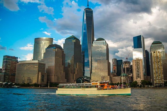 Manhattan Architecture Yacht Cruise - Financial District and the Woolworth Building