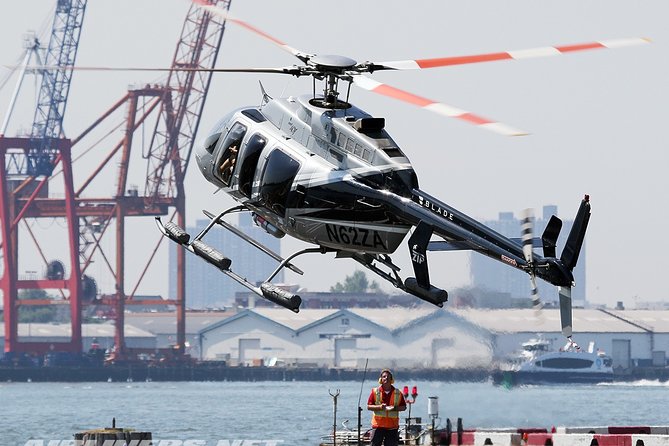 Manhattan Sky Tour: New York Helicopter Flight - Ellis Island and the return to Pier 6