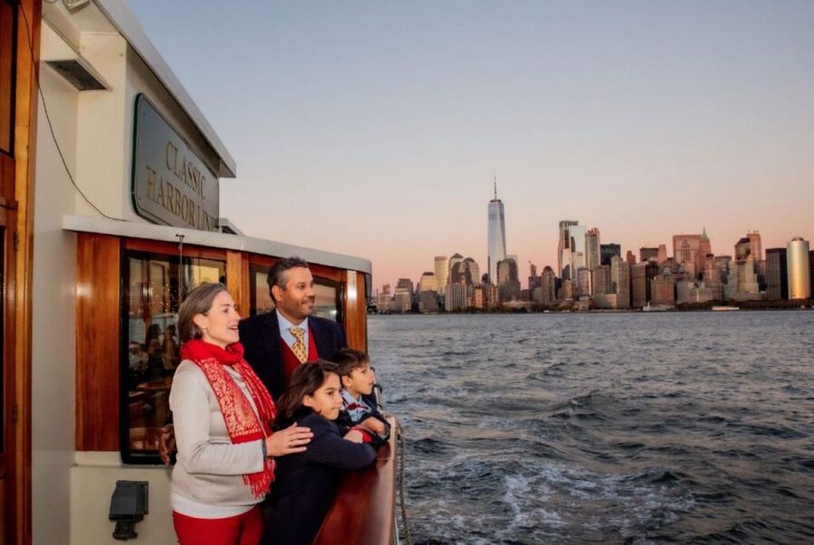 Manhattan: Statue and Skyline Cruise Aboard a Luxury Yacht - Battery Park, the financial district, and South Street Seaport