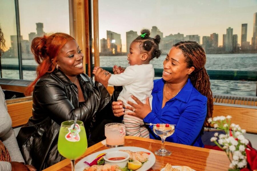 Manhattan: Statue and Skyline Cruise Aboard a Luxury Yacht - How crowded is the experience?