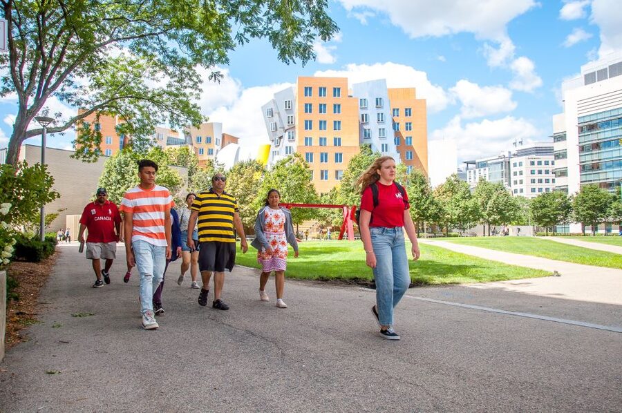 Massachusetts Institute of Technology Public Tour - Famous alumni and the people behind MIT