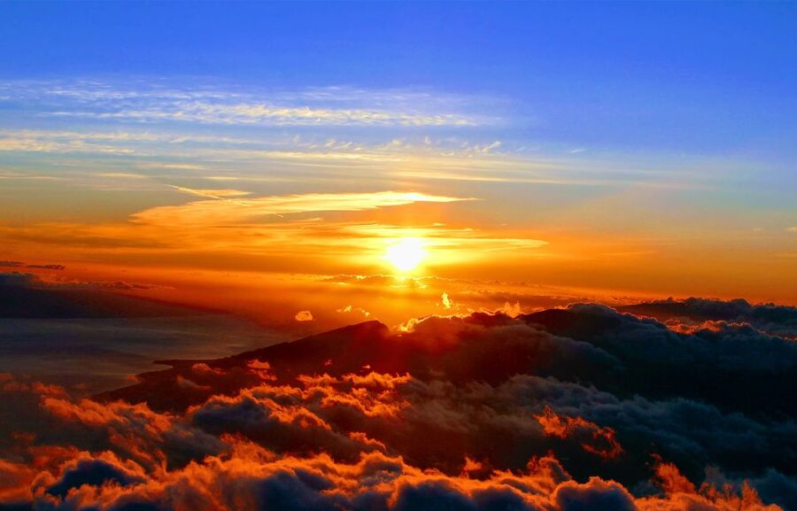 Maui: Haleakala National Park Sunrise Tour - Waiting at the rim for the light to change