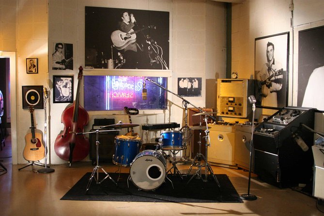 Memphis City Tour with Sun Studio Admission - The Peabody Ducks bring a playful break