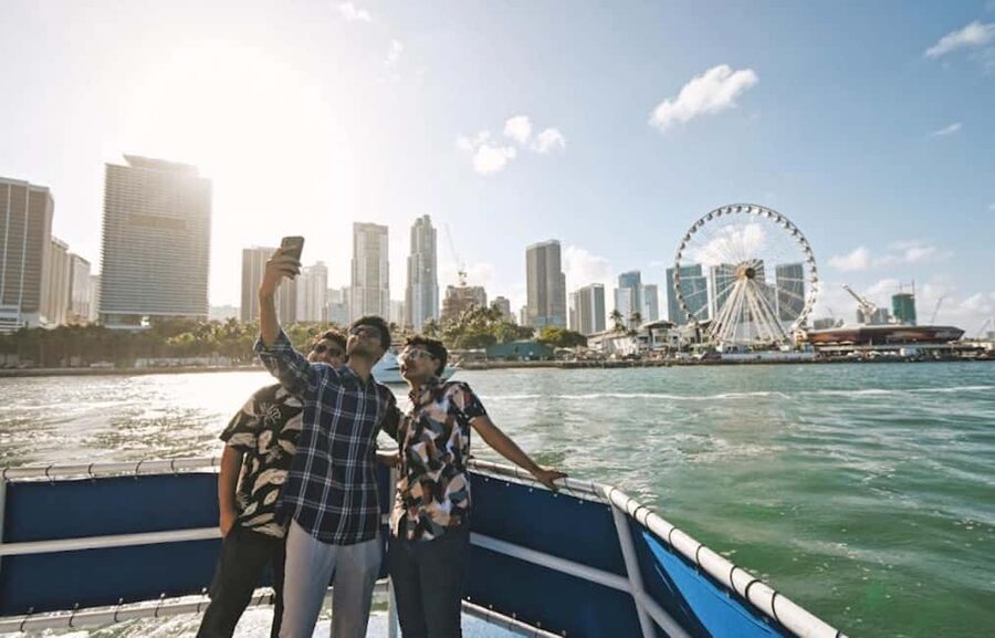 Miami: Biscayne Bay Millionaire's Homes Sightseeing Cruise - Freedom Tower and the Port of Miami