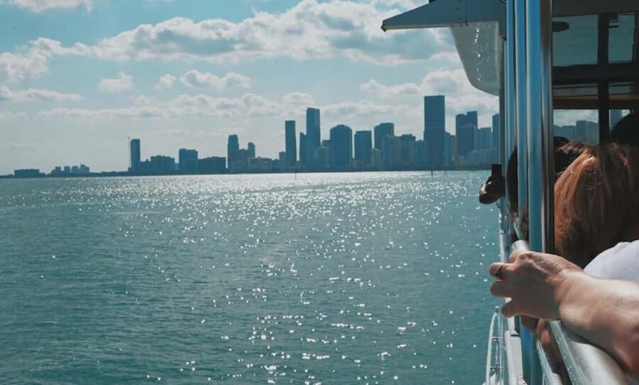Miami: Biscayne Bay Millionaire's Homes Sightseeing Cruise - Fisher Island and South Beach from the water