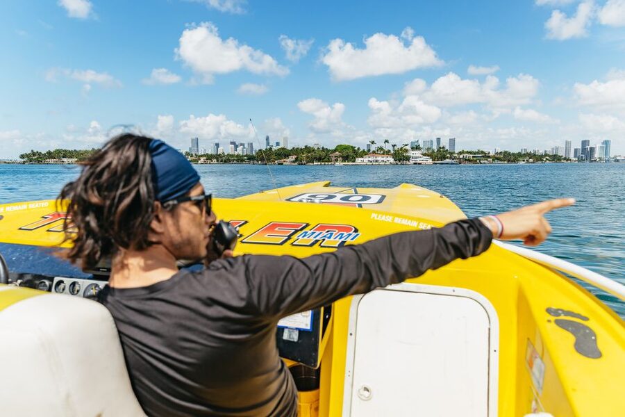 Miami: Sightseeing Speedboat Tour - Meeting the boat at Bayside Marketplace