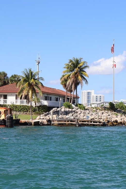 Miami Skyline Cruise of Millionaire Homes - Downtown Miami and Brickell from Biscayne Bay