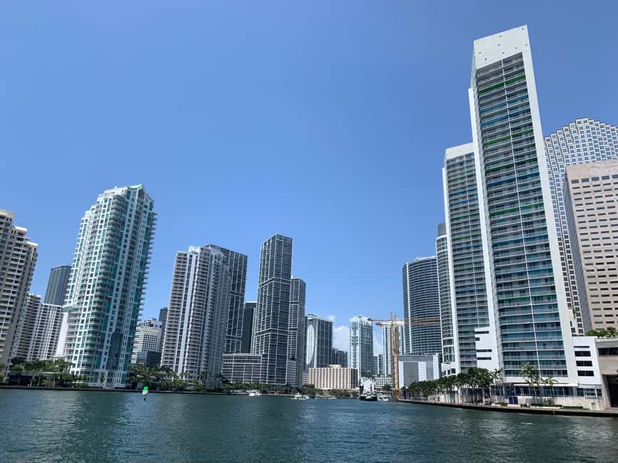 Miami Skyline Cruise of Millionaire Homes - South Beach, South Pointe, and the Flexible Return