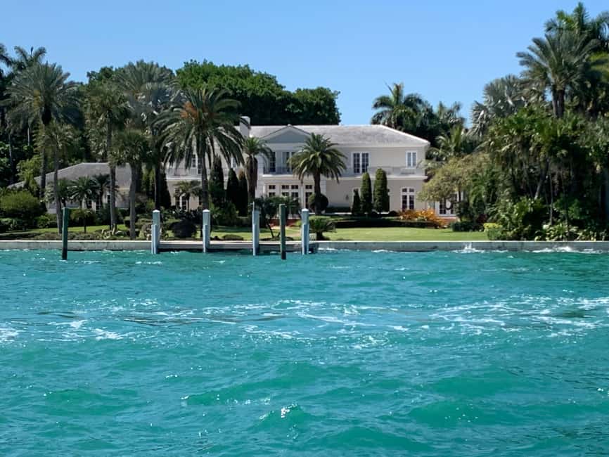 Miami Skyline Cruise of Millionaire Homes - Drinks, Seating, and Comfort on the Water