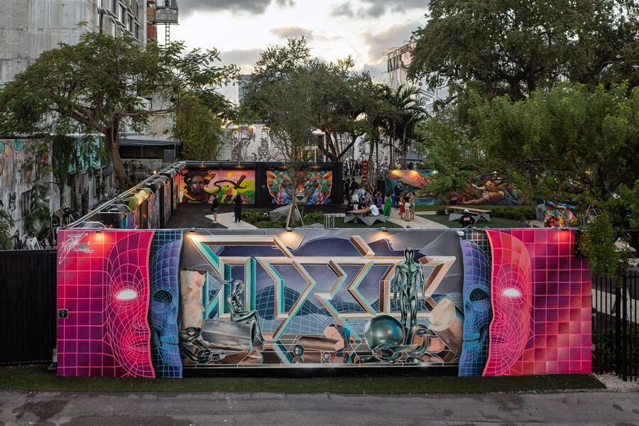 Miami: Wynwood Walls Skip-the-Line Ticket - Trying the complimentary spray paint activity