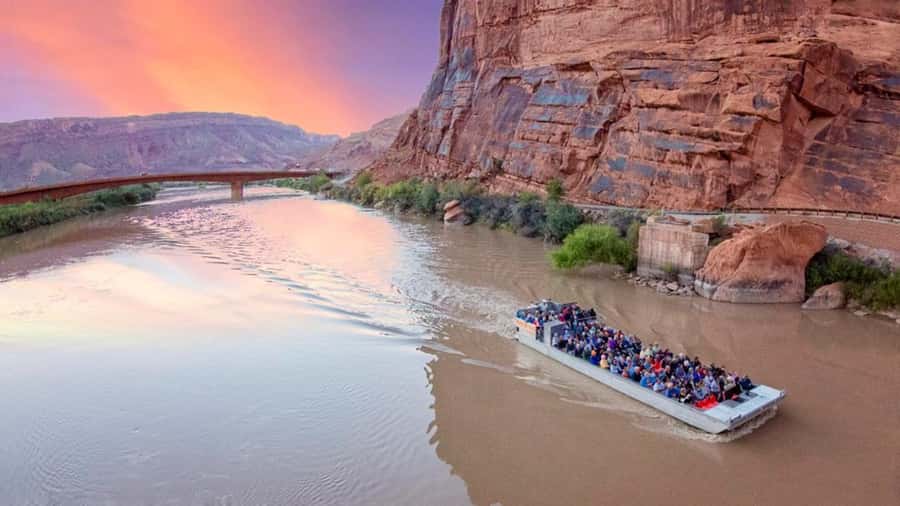 Moab: Colorado River Dinner Cruise with Music and Light Show - A Moab evening that changes pace