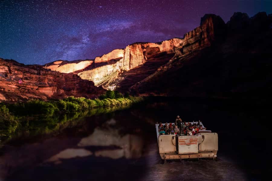 Moab: Colorado River Dinner Cruise with Music and Light Show - What the cowboy dinner is really like