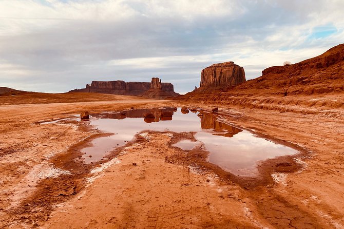 Monument Valley Backcountry Tour - The hogan and the question of the rug demonstration