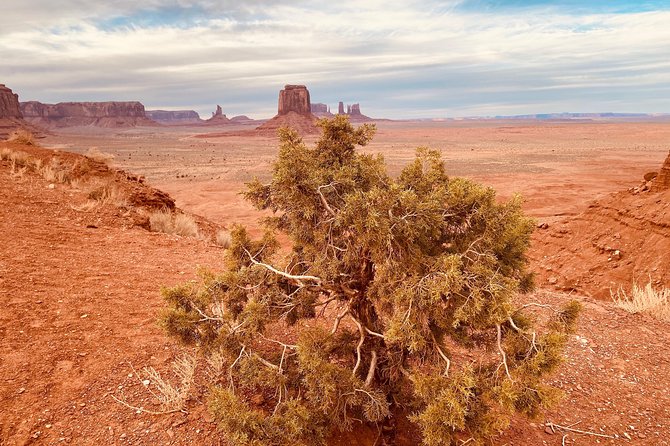 Monument Valley Backcountry Tour - Big Hogan Arch, Moccasin Arch, and live music