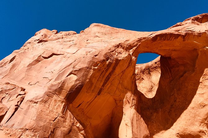 Monument Valley Extended Backcountry Tour - The hogan and rug-weaving visit