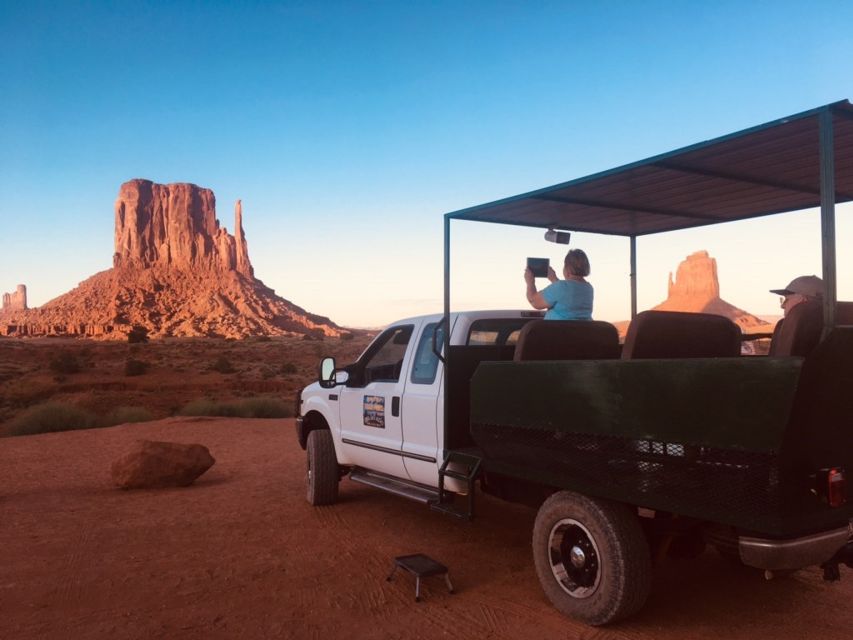 Monument Valley: Highlights Tour with Backcountry Access - The opening viewpoints: Mitten View and the Three Sisters