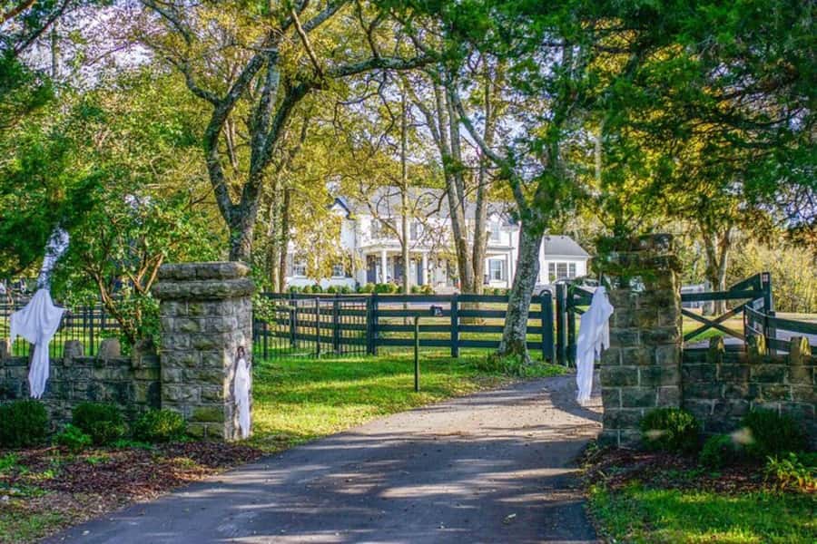 Nashville: Homes of the Stars Narrated Bus Tour - Passing the homes of famous stars