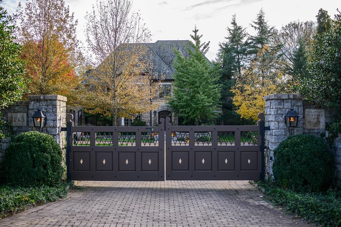 Nashville "Homes Of The Stars" Narrated Bus Tour with 30+ Celebrity Homes - Into Nashville’s celebrity neighborhoods