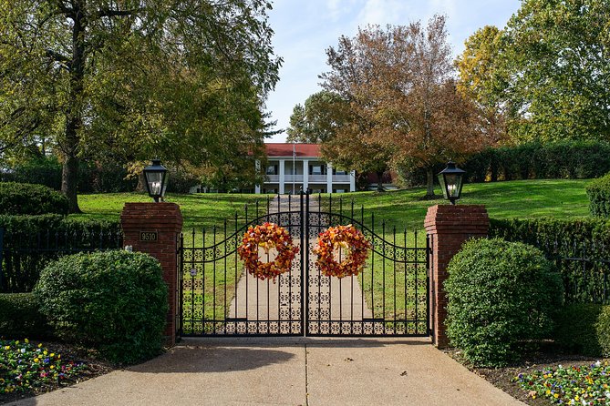 Nashville "Homes Of The Stars" Narrated Bus Tour with 30+ Celebrity Homes - Practical comfort and access details