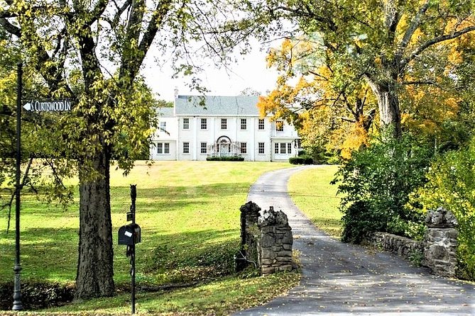 Nashville "Homes Of The Stars" Narrated Bus Tour with 30+ Celebrity Homes - The downtown sights set the stage