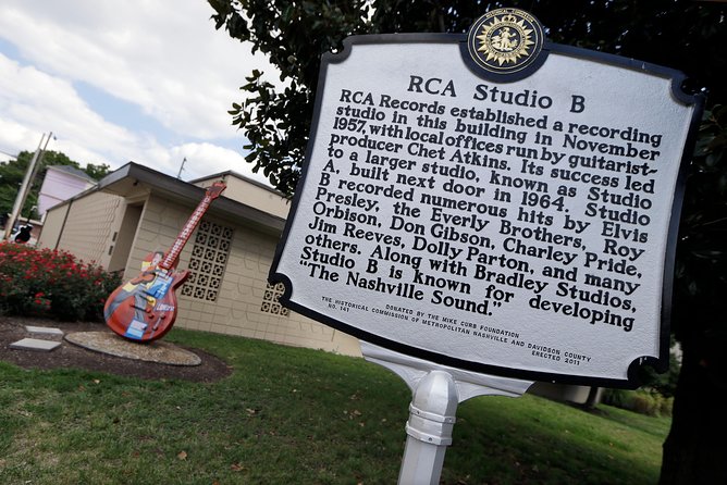 Nashville VIP Style Private Tour with Local Singer-Songwriter - Vanderbilt University and the Nashville Parthenon