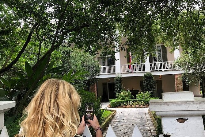 New Orleans City and Cemetery Tour with Garden District Stroll - The value of an air-conditioned coach