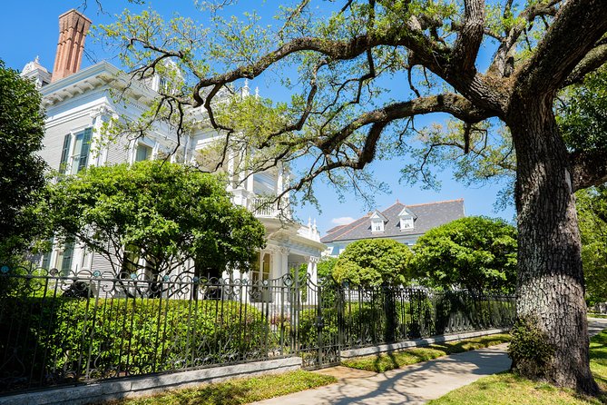 New Orleans: Garden District Tour - The 15-Minute Break at the Garden District Book Shop