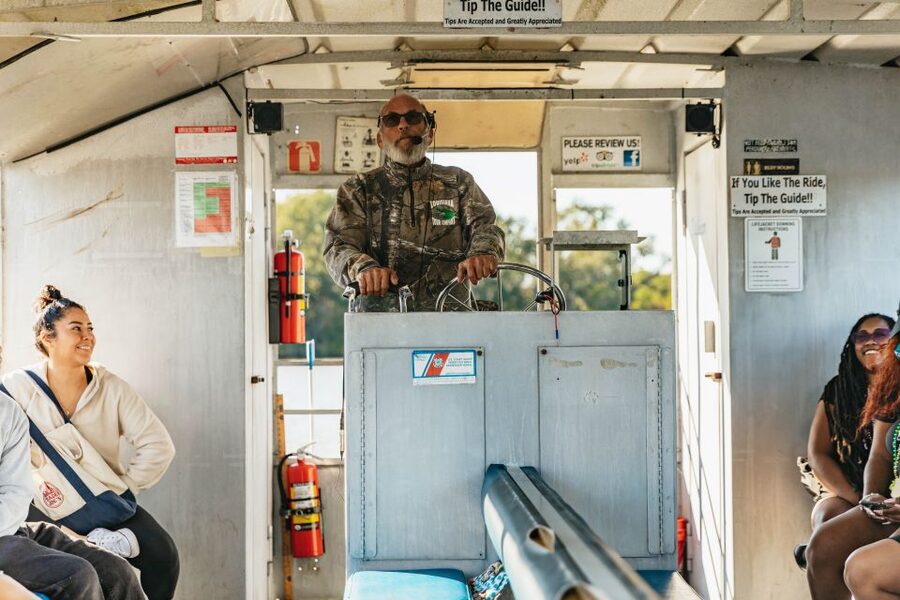 New Orleans: Guided Swamp Cruise by Tour Boat - Cajun life and the working swamp
