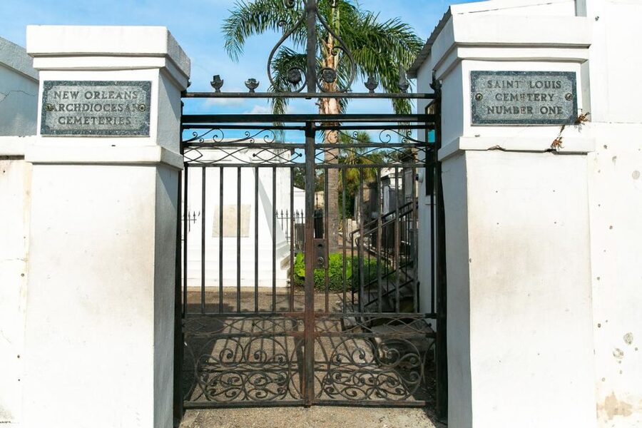New Orleans: Walking Tour Inside St. Louis Cemetery No. 1 - Walking through the cemetery gates