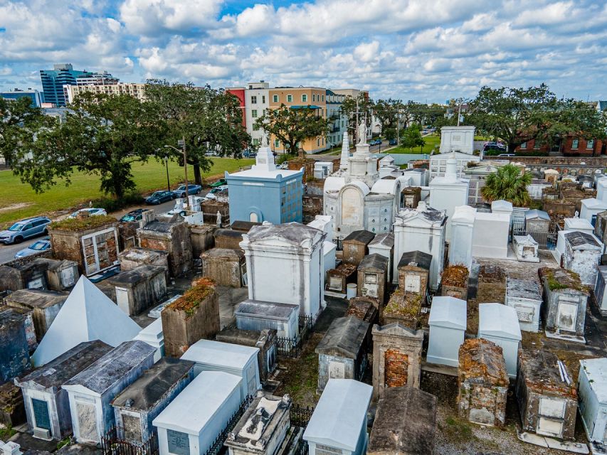 New Orleans: Walking Tour Inside St. Louis Cemetery No. 1 - The guides shape the experience
