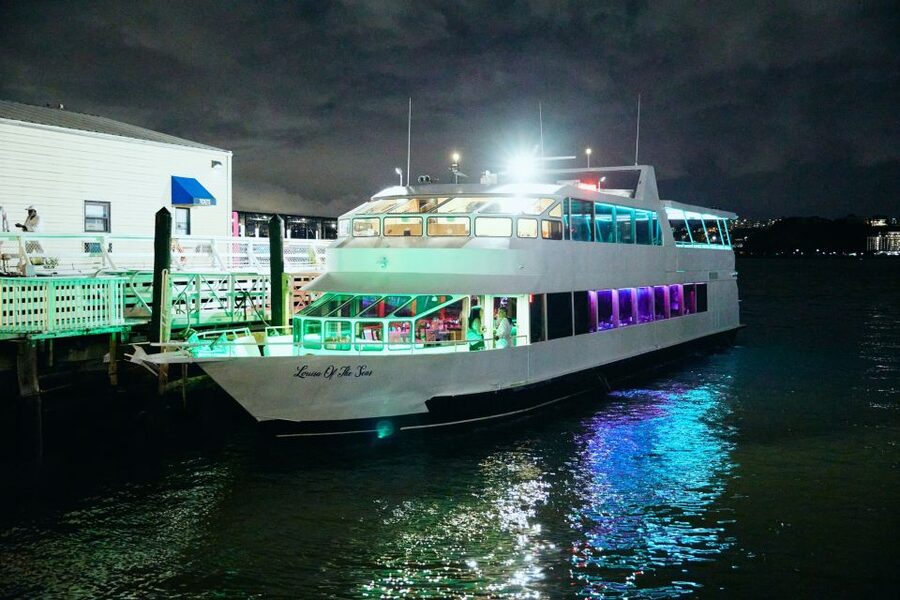 New York City: Gourmet Dinner Cruise with Live Music - Who should book this New York dinner cruise?