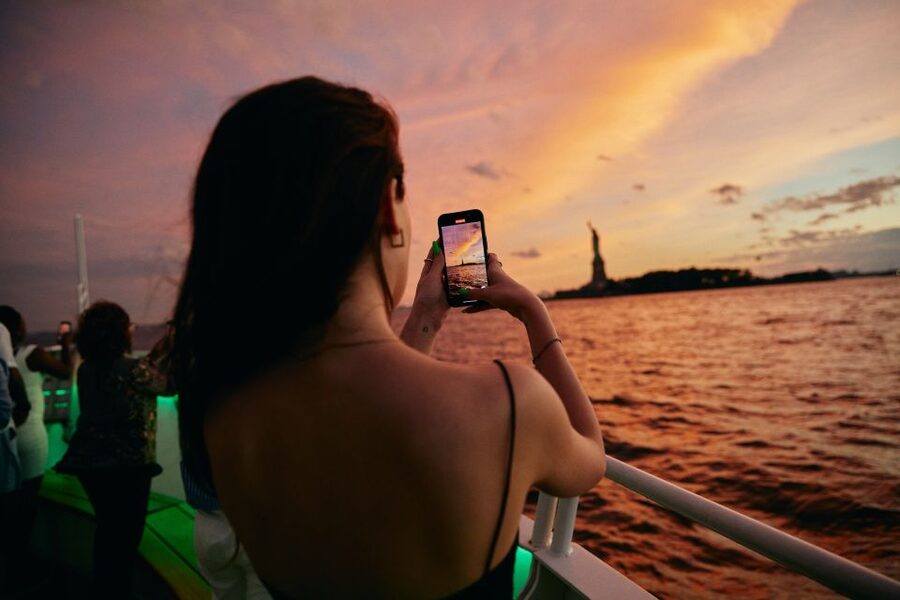 New York City: Gourmet Dinner Cruise with Live Music - Live music, dancing, and the social mood