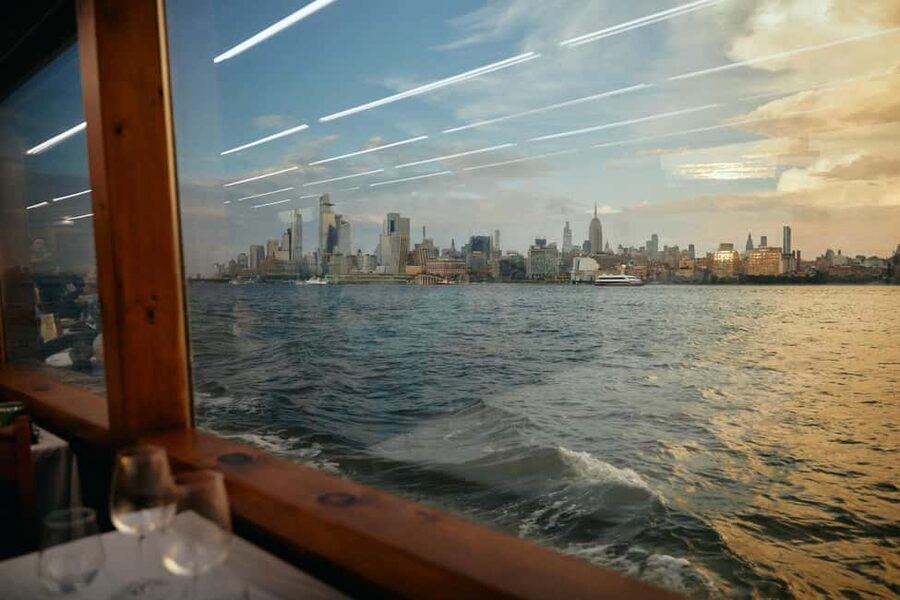New York City: Gourmet Dinner Cruise with Live Music - Regular or VIP: which package makes sense?