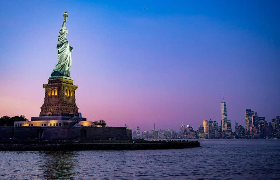 New York City: Gourmet Dinner Cruise with Live Music - Service, celebrations, and the small human touches