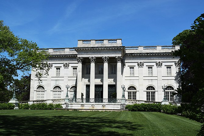 Newport Gilded Age Mansions Trolley Tour with Breakers Admission - Finding the trolley at America’s Cup Avenue