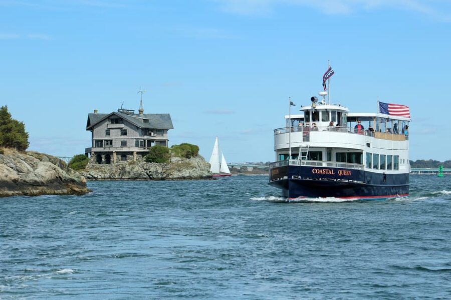 Newport, Rhode Island: Scenic Narragansett Bay Cruise - Lighthouses, forts, and the Jamestown shoreline