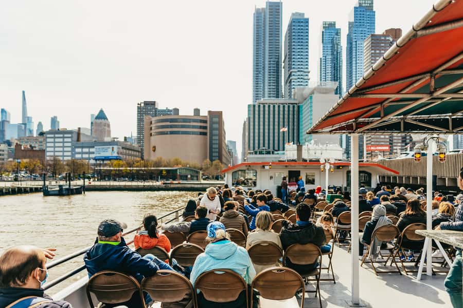 NYC: Circle Line 2.5 Hour Best of NYC Boat Cruise - The guides make or break the experience