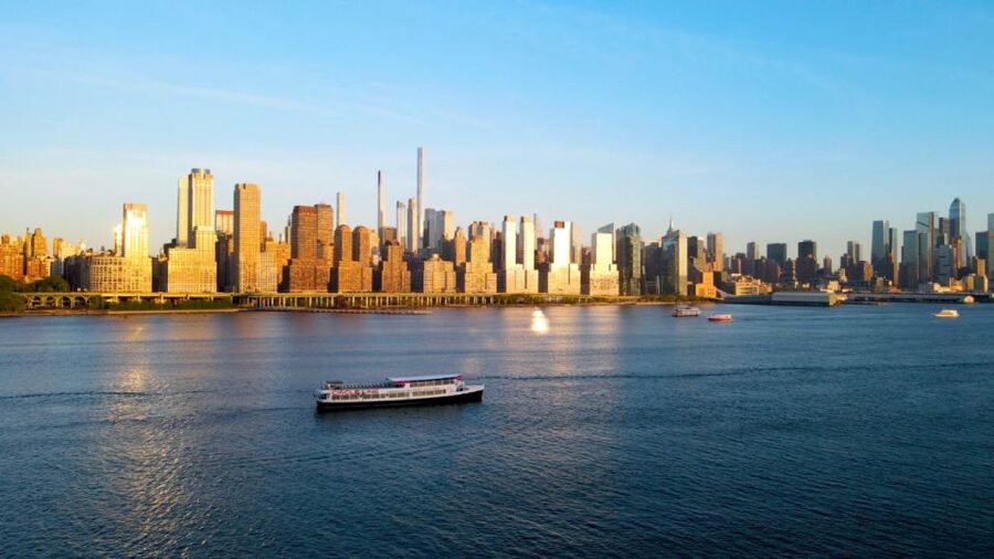 NYC: Circle Line 2h Harbor Lights Cruise Skip-The-Box-Office - DUMBO, Manhattan Bridge, and Williamsburg Bridge