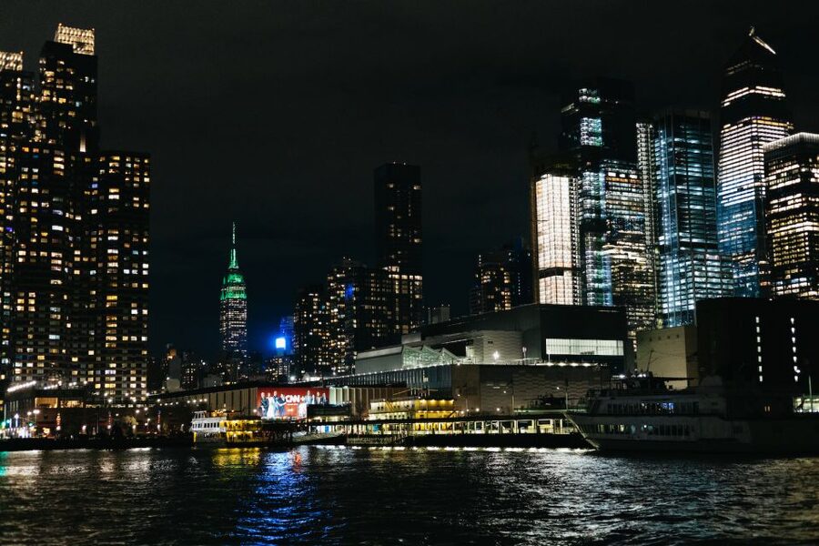 NYC: Circle Line 2h Harbor Lights Cruise Skip-The-Box-Office - The guides are more than background commentary