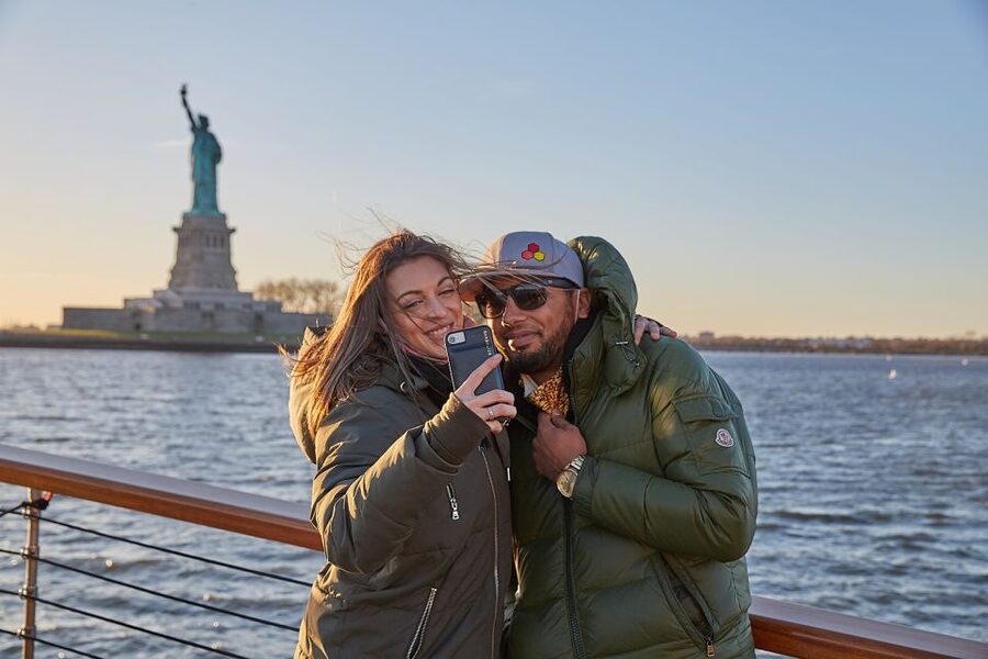 NYC: Holiday Yacht Cruise with Jazz, Cocoa & Carols - A small yacht with a big Christmas mood