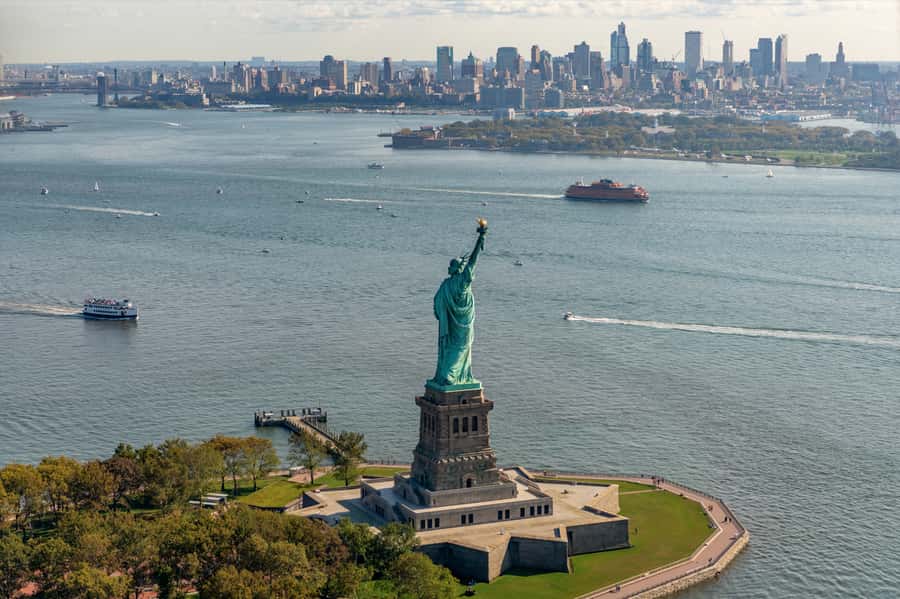 NYC: Manhattan Sightseeing Helicopter Tour - Who should book this flight?