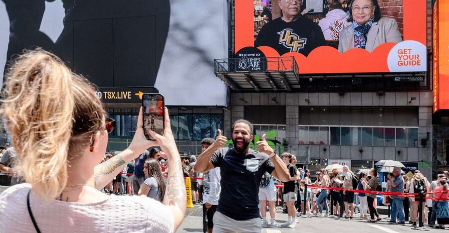 NYC: See Yourself on a Times Square Billboard for 24 Hours - Timing, date problems, and practical planning