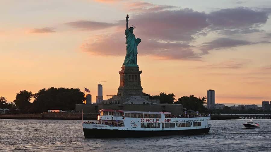 NYC: Statue of Liberty Sunset Cruise Skip-the-Line Ticket - Finding Pier 16 at South Street Seaport
