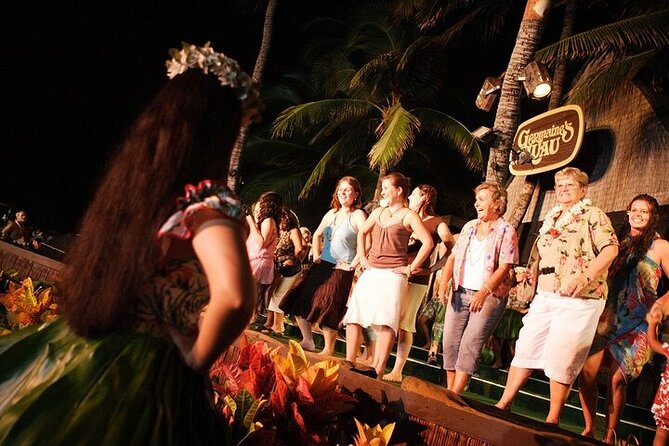 Oahu: Germaine's Luau - Lei greeting, flowers, and pre-show activities