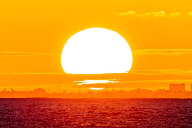 Oahu's Waikiki Coast: Moana’s Sunset Cocktail Sail - What the crew adds to the experience