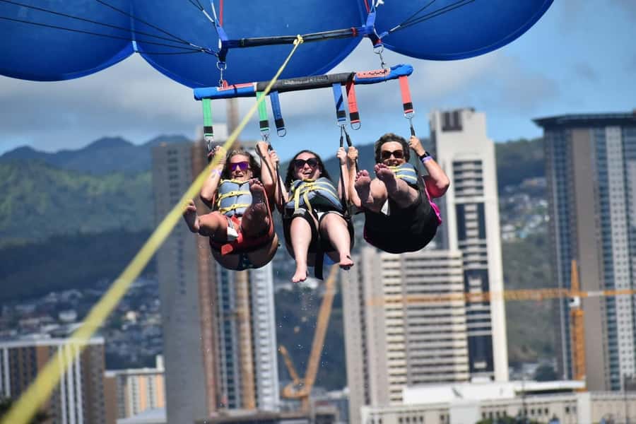 Oahu: Waikiki Parasailing - The boat ride out from Waikiki