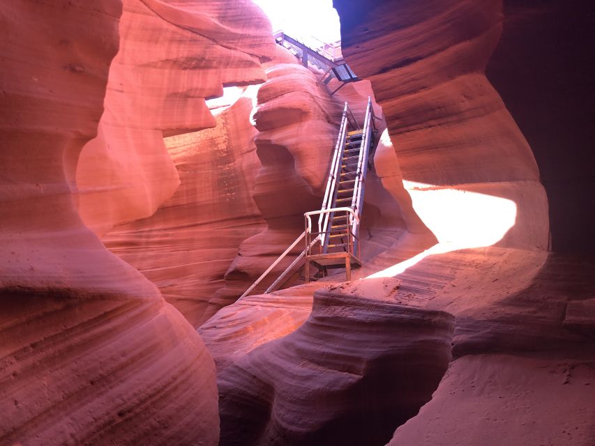 Page: Lower Antelope Canyon Tour with Trained Navajo Guide - Safety rules, ladders, and what to wear