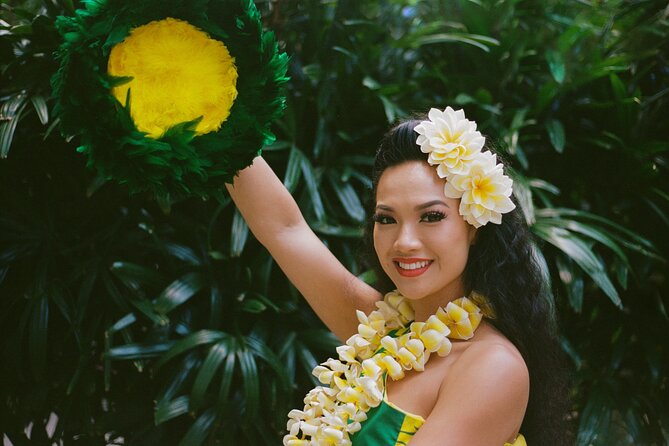 Paina Waikiki Luau at Waikiki Beach Marriott - Lei making, tattoos, and the welcome drink