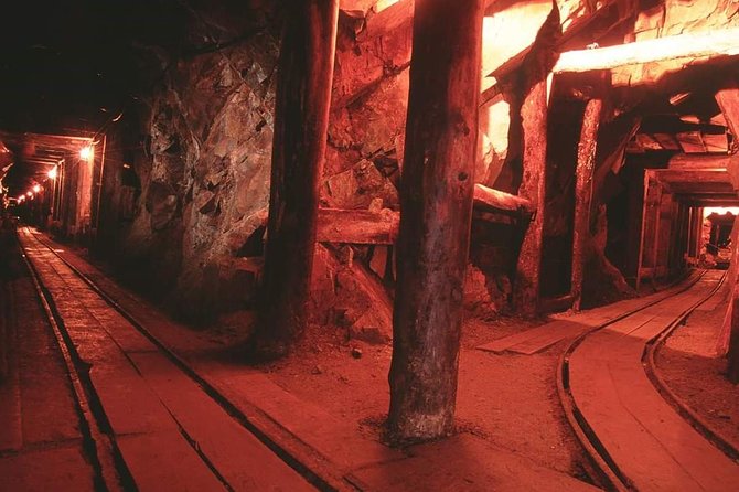 Real Gold Mine Tour with, gold panning and more - Entering the mine at 44 degrees