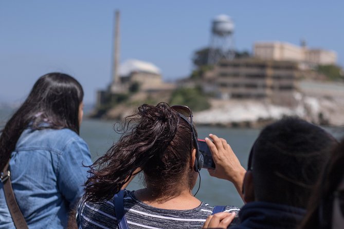 San Francisco: Golden Gate Bay Cruise (60 Minutes) - The Golden Gate Bridge from underneath